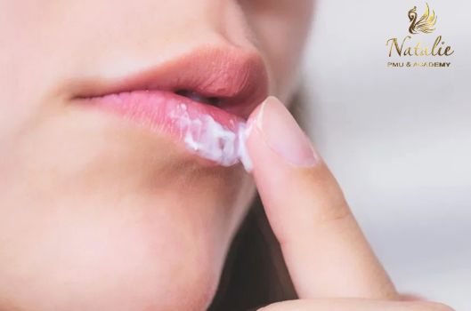 Boi-acyclovir-sau-phun-co-bi-tham-moi-khong (1)